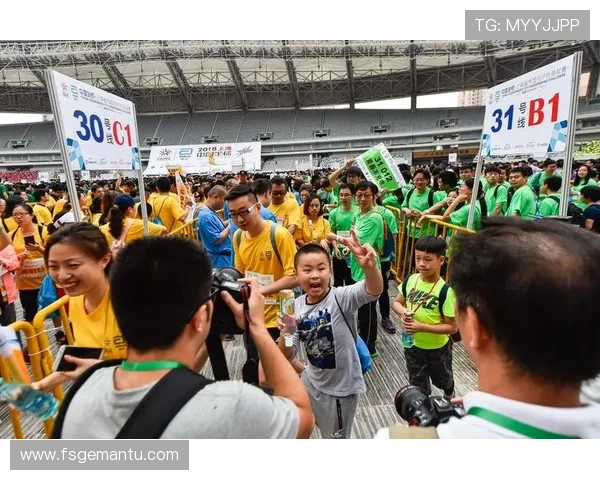 假扮足球明星恶搞路人引发欢笑与惊讶的趣味挑战