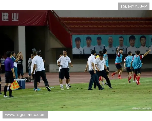 足球明星在球场上挥洒汗水跑步的精彩瞬间与背后的故事